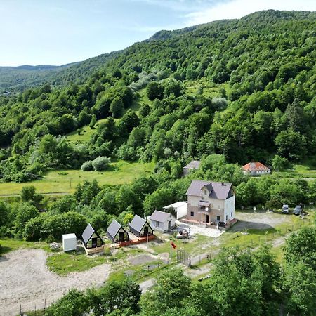 Vita Guesthouse Bajram Curri Екстериор снимка
