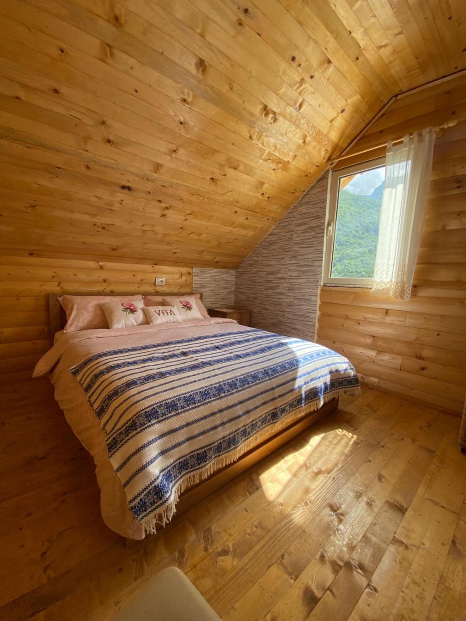 Vita Guesthouse Bajram Curri Екстериор снимка
