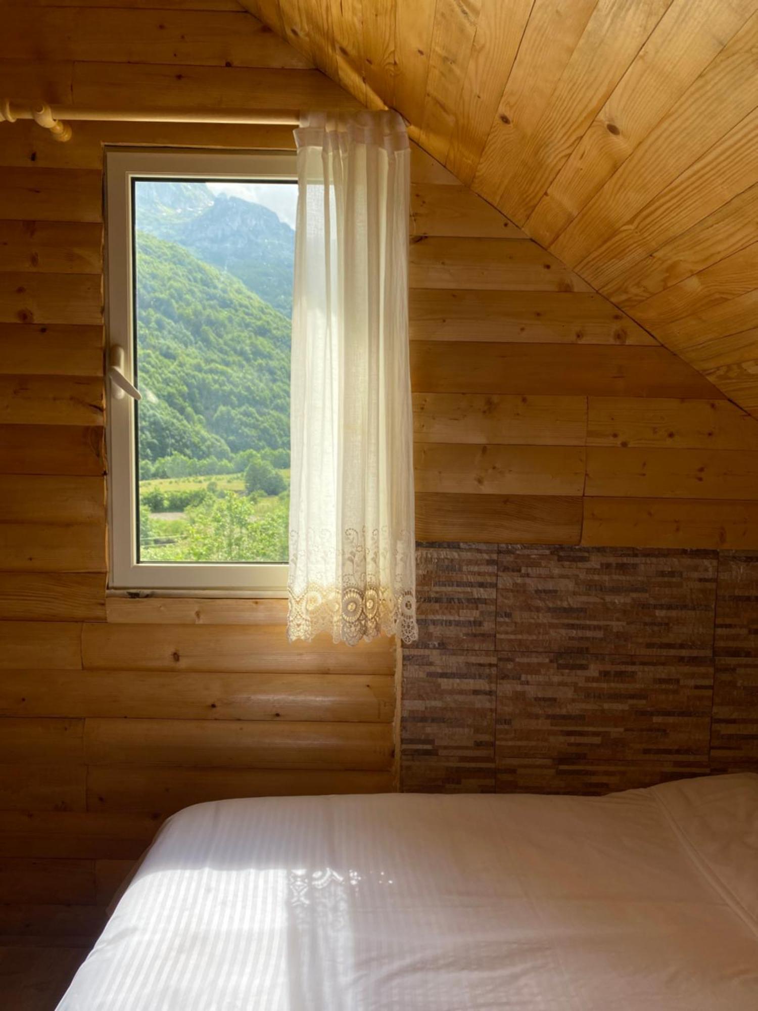 Vita Guesthouse Bajram Curri Екстериор снимка